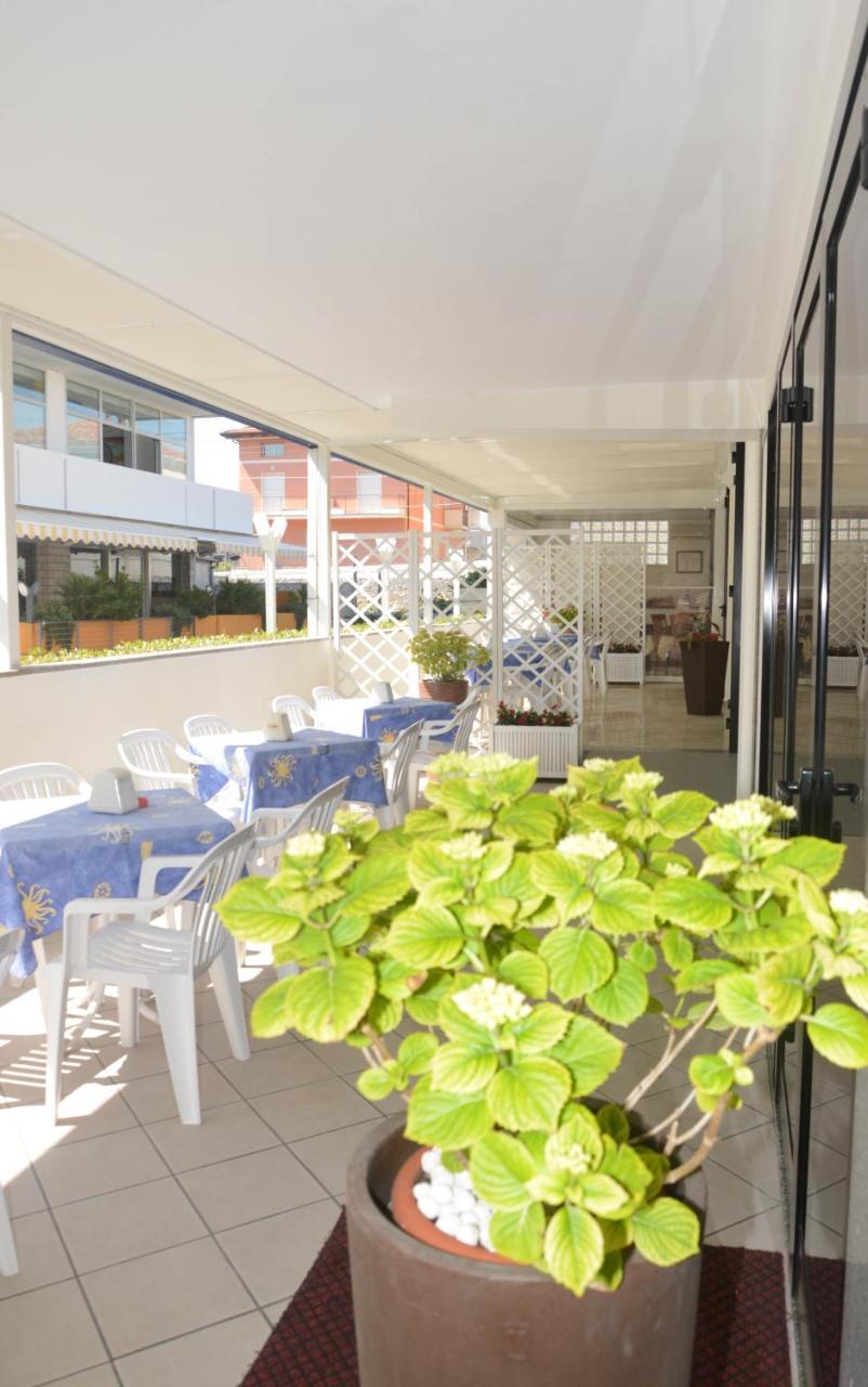 Hotel Karin Marebello Экстерьер фото