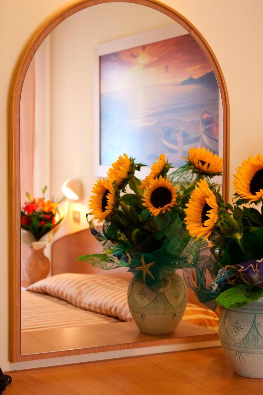 Hotel Karin Marebello Экстерьер фото