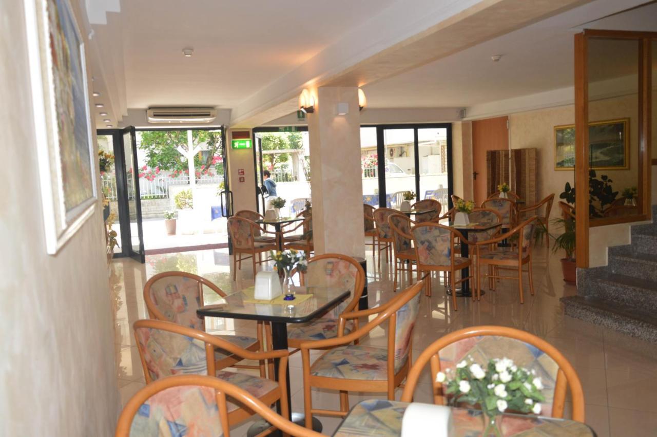 Hotel Karin Marebello Экстерьер фото