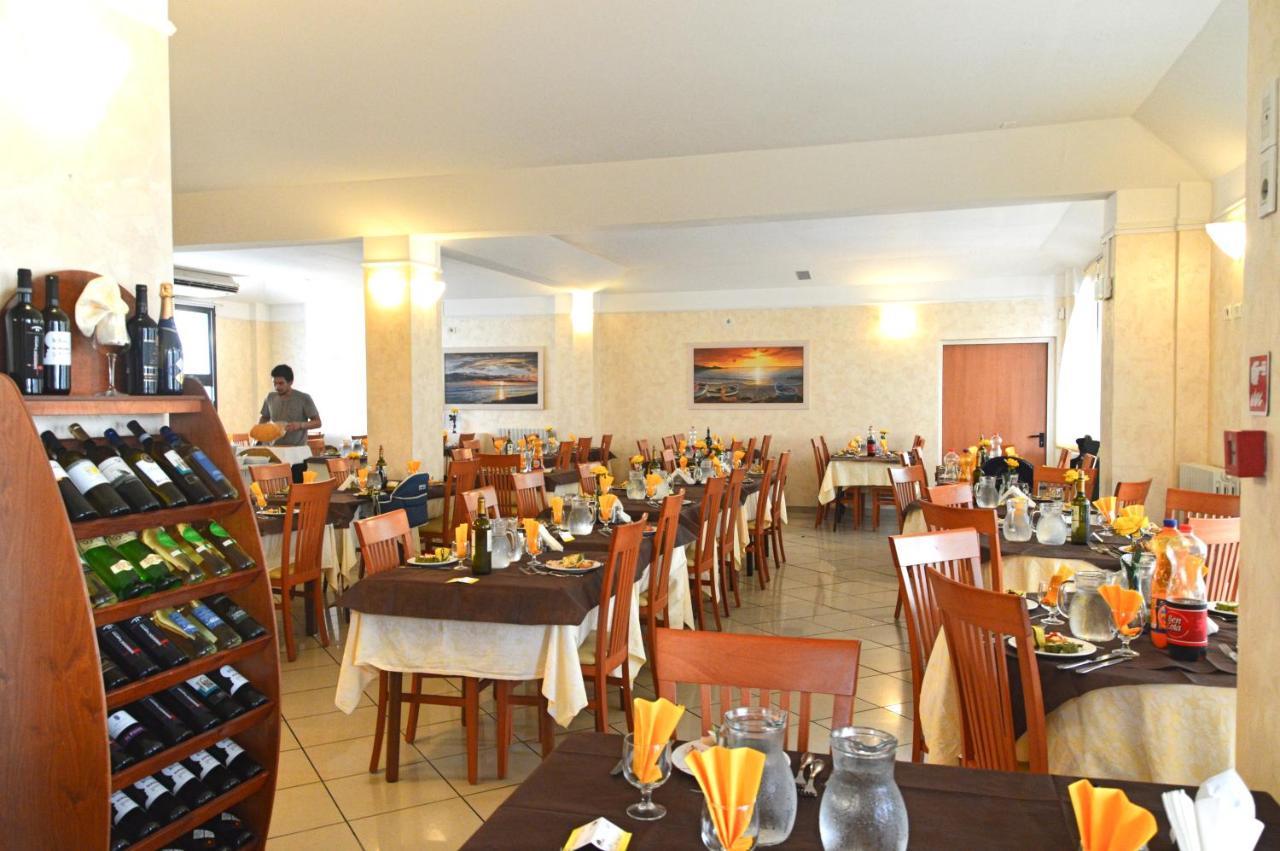 Hotel Karin Marebello Экстерьер фото